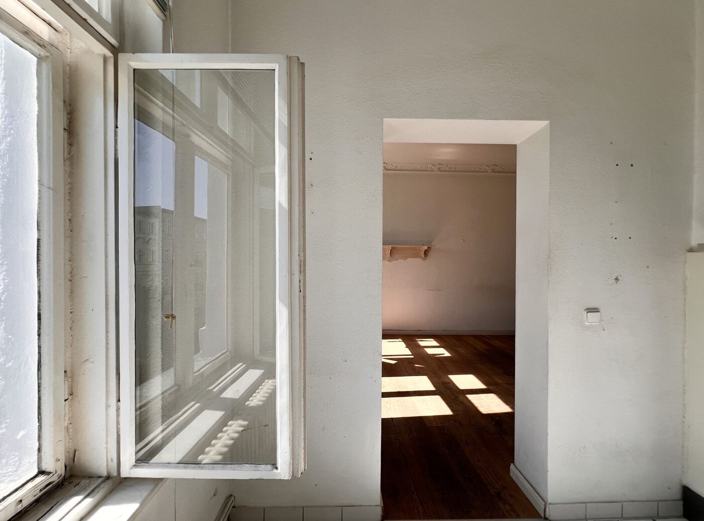 Blick von der Küche in den Wohnraum