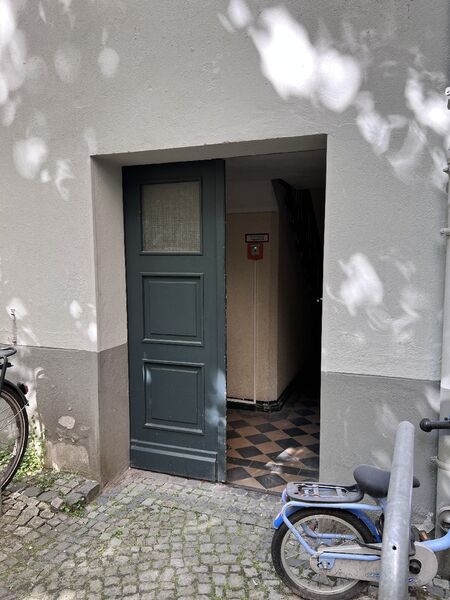 Eingang zum Seitenflügel