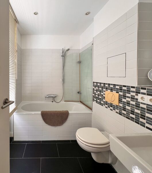 Badezimmer mit Fenster