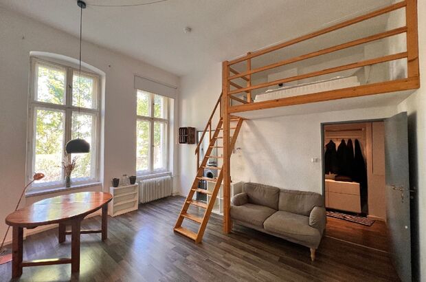 Wohnraum mit Hochebene