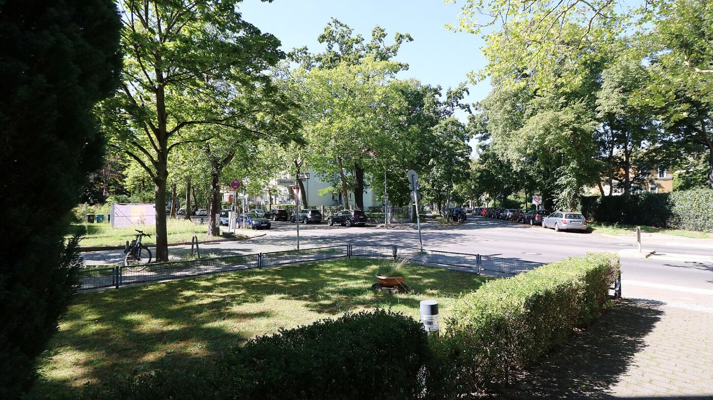 Straße vor dem Gebäude