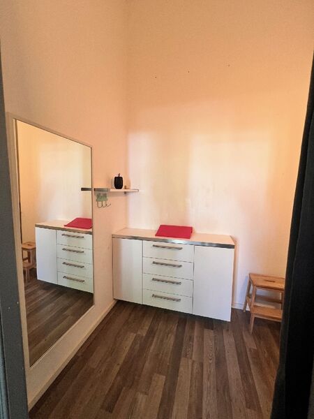 halbes Zimmer (begehbarer Kleiderschrank)